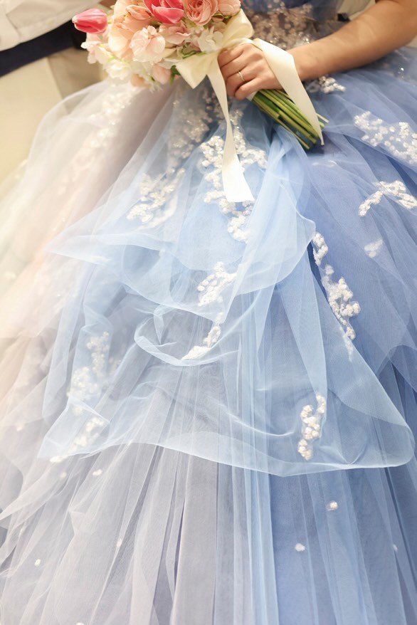 "Real Photos and Coordination Feature of Brides Wearing the Popular 4 Dresses by KIYOKO HATA x marry 🪽"にて紹介している画像