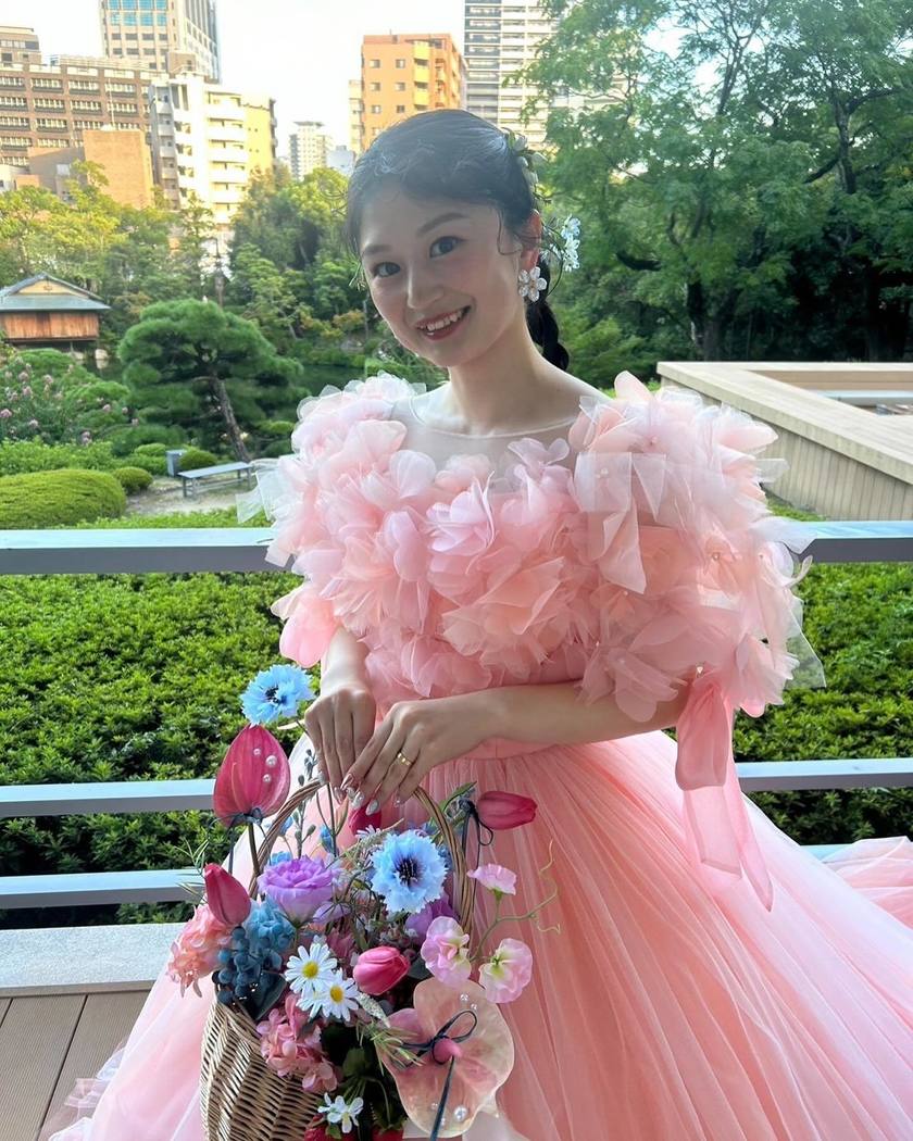 헤어 어레인지? 액세서리? KIYOKO HATA×marry 몽글몽글 드레스를 입은 리얼 신부 코디にて紹介している画像