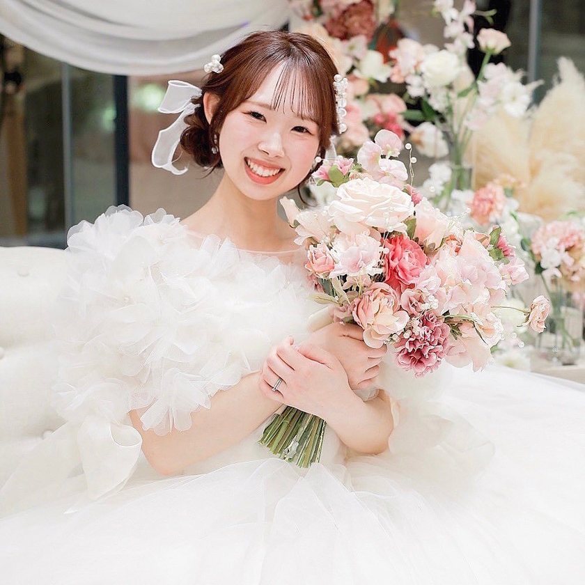 헤어 어레인지? 액세서리? KIYOKO HATA×marry 몽글몽글 드레스를 입은 리얼 신부 코디にて紹介している画像