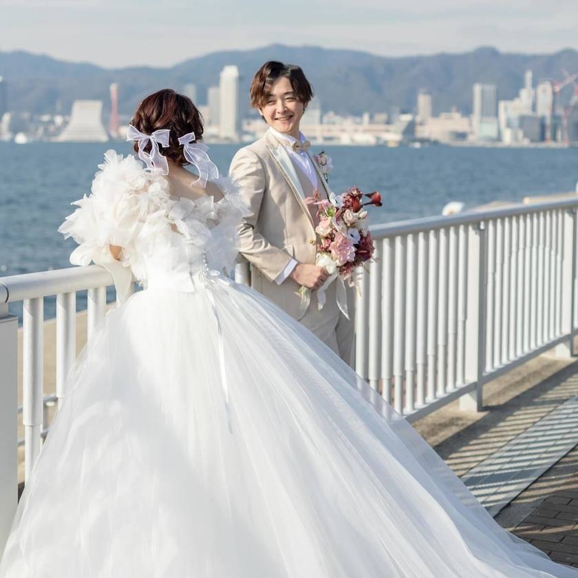 헤어 어레인지? 액세서리? KIYOKO HATA×marry 몽글몽글 드레스를 입은 리얼 신부 코디にて紹介している画像