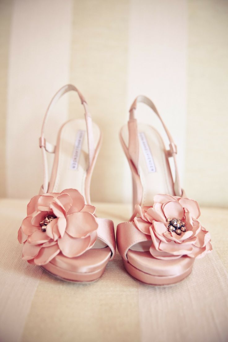 A Collection of Heels with Corsages to Walk Among Flowers♡にて紹介している画像