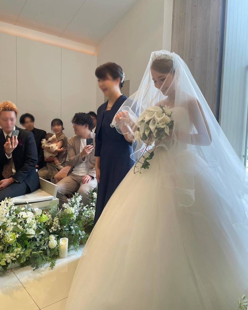 헤어 어레인지? 액세서리? KIYOKO HATA×marry 몽글몽글 드레스를 입은 리얼 신부 코디にて紹介している画像
