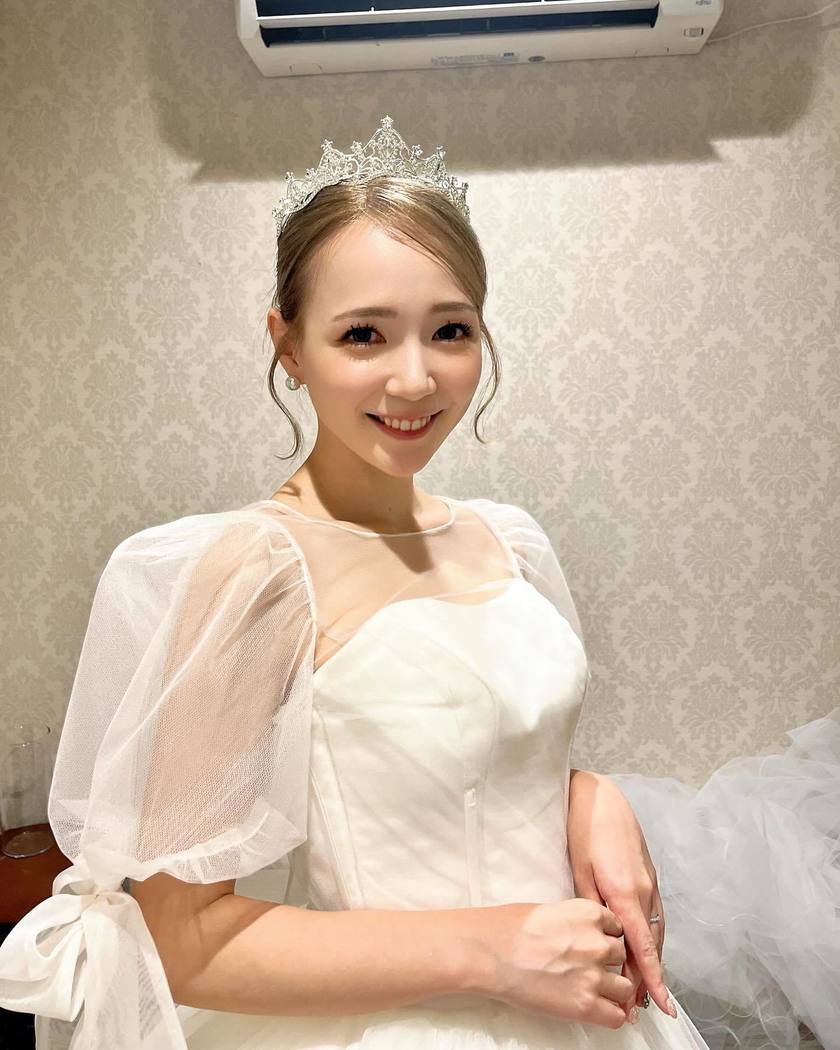 헤어 어레인지? 액세서리? KIYOKO HATA×marry 몽글몽글 드레스를 입은 리얼 신부 코디にて紹介している画像