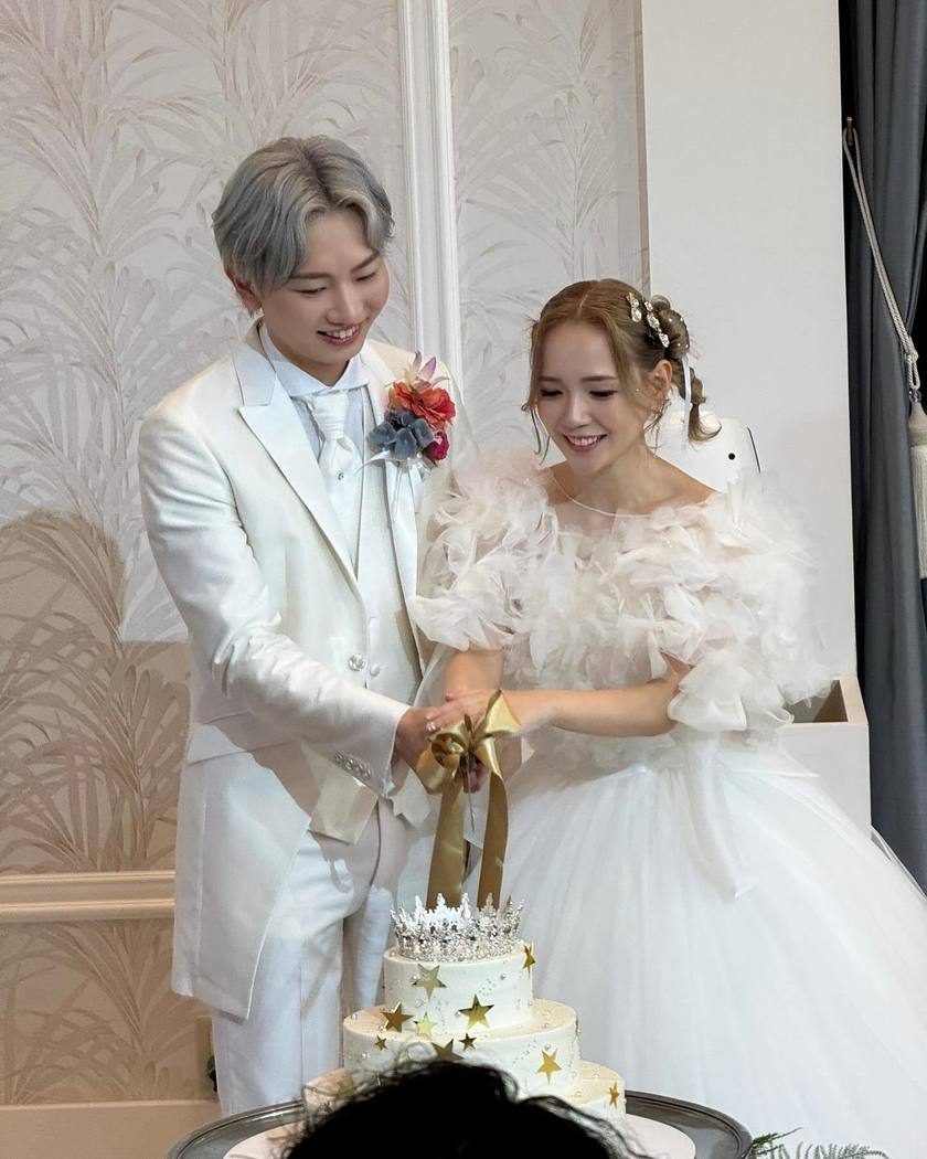 헤어 어레인지? 액세서리? KIYOKO HATA×marry 몽글몽글 드레스를 입은 리얼 신부 코디にて紹介している画像