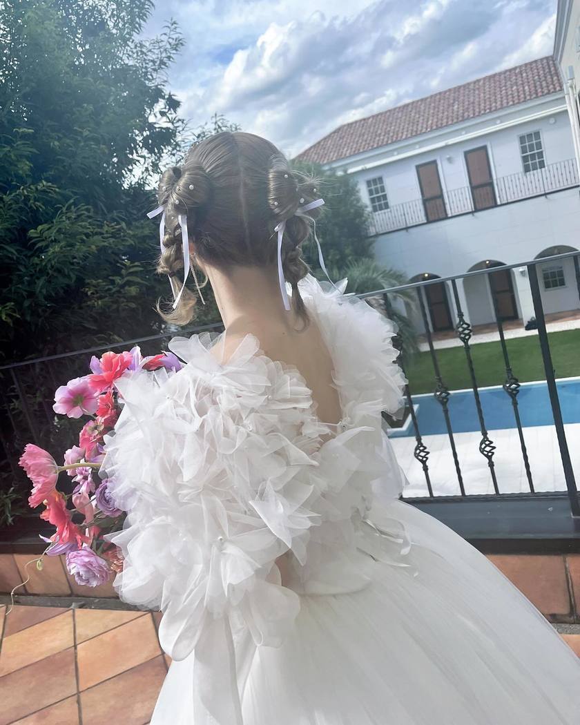 헤어 어레인지? 액세서리? KIYOKO HATA×marry 몽글몽글 드레스를 입은 리얼 신부 코디にて紹介している画像