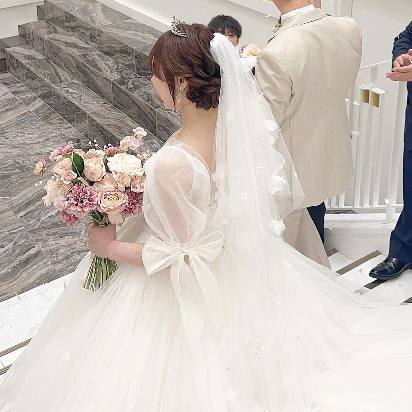 헤어 어레인지? 액세서리? KIYOKO HATA×marry 몽글몽글 드레스를 입은 리얼 신부 코디にて紹介している画像