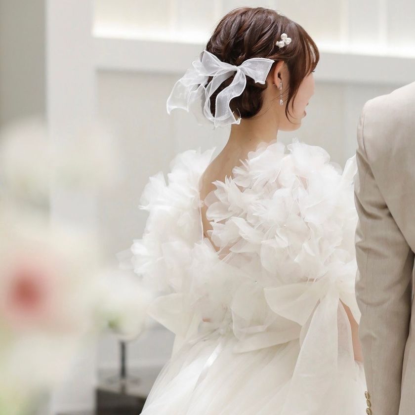헤어 어레인지? 액세서리? KIYOKO HATA×marry 몽글몽글 드레스를 입은 리얼 신부 코디にて紹介している画像