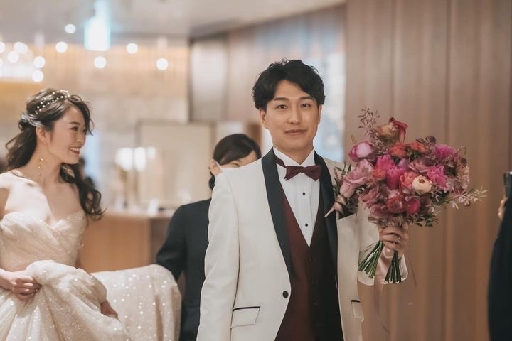 真っ白よりも着やすいかも。最近の新郎ファッションのトレンド【白黒バイカラーのタキシード】🤍🖤にて紹介している画像