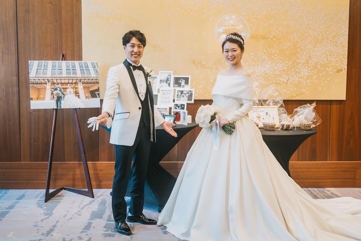 真っ白よりも着やすいかも。最近の新郎ファッションのトレンド【白黒バイカラーのタキシード】🤍🖤にて紹介している画像