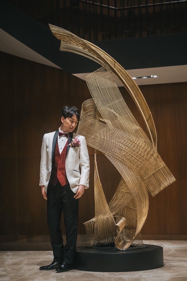 真っ白よりも着やすいかも。最近の新郎ファッションのトレンド【白黒バイカラーのタキシード】🤍🖤にて紹介している画像