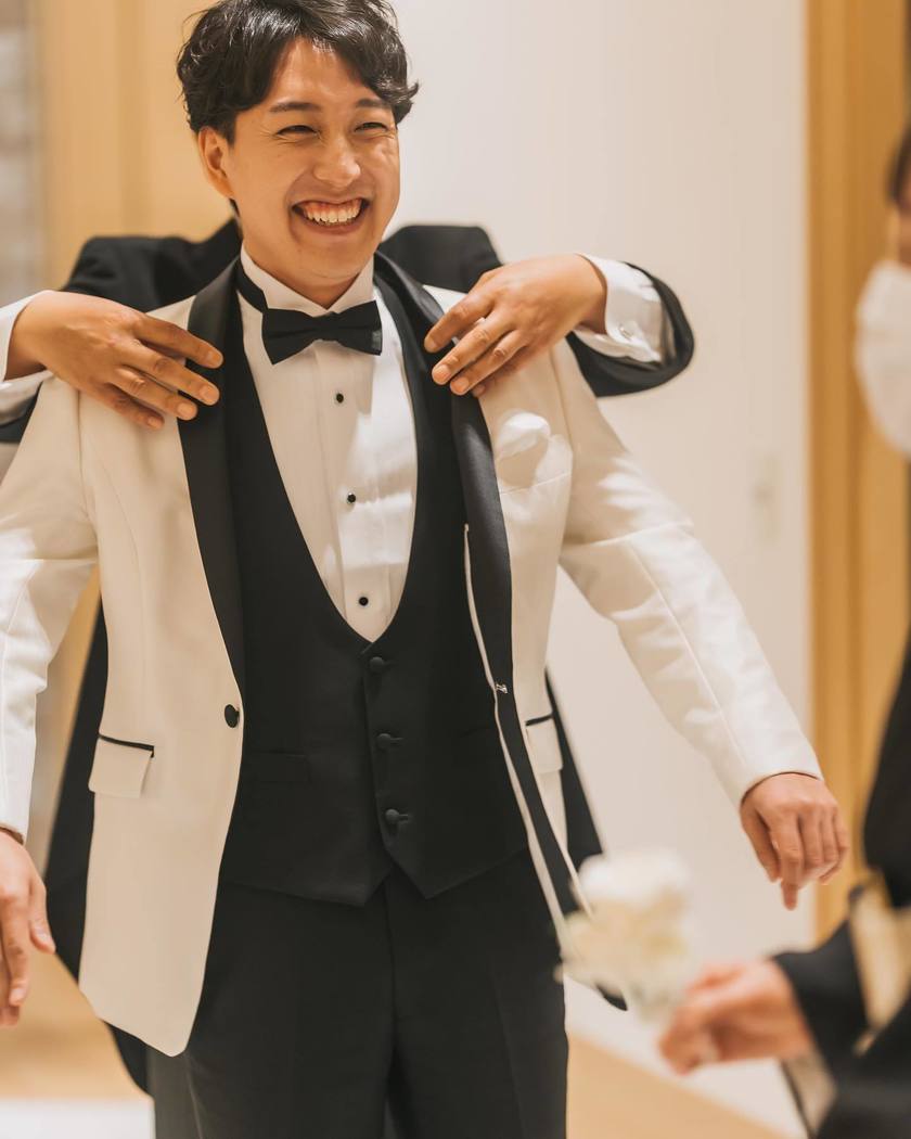 真っ白よりも着やすいかも。最近の新郎ファッションのトレンド【白黒バイカラーのタキシード】🤍🖤にて紹介している画像