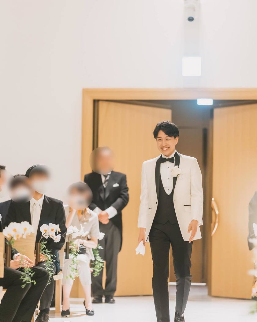 真っ白よりも着やすいかも。最近の新郎ファッションのトレンド【白黒バイカラーのタキシード】🤍🖤にて紹介している画像