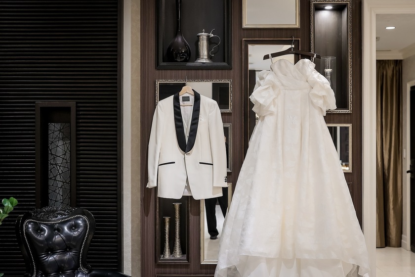 真っ白よりも着やすいかも。最近の新郎ファッションのトレンド【白黒バイカラーのタキシード】🤍🖤にて紹介している画像