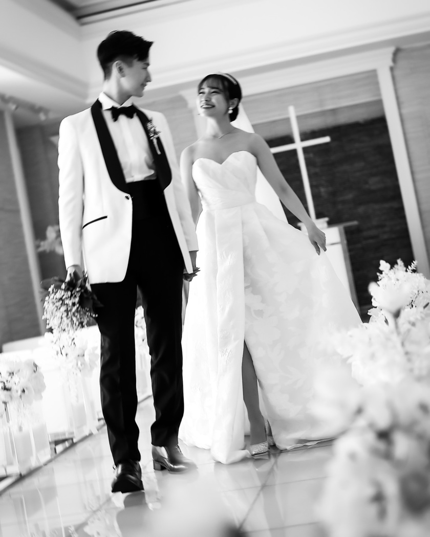 真っ白よりも着やすいかも。最近の新郎ファッションのトレンド【白黒バイカラーのタキシード】🤍🖤にて紹介している画像