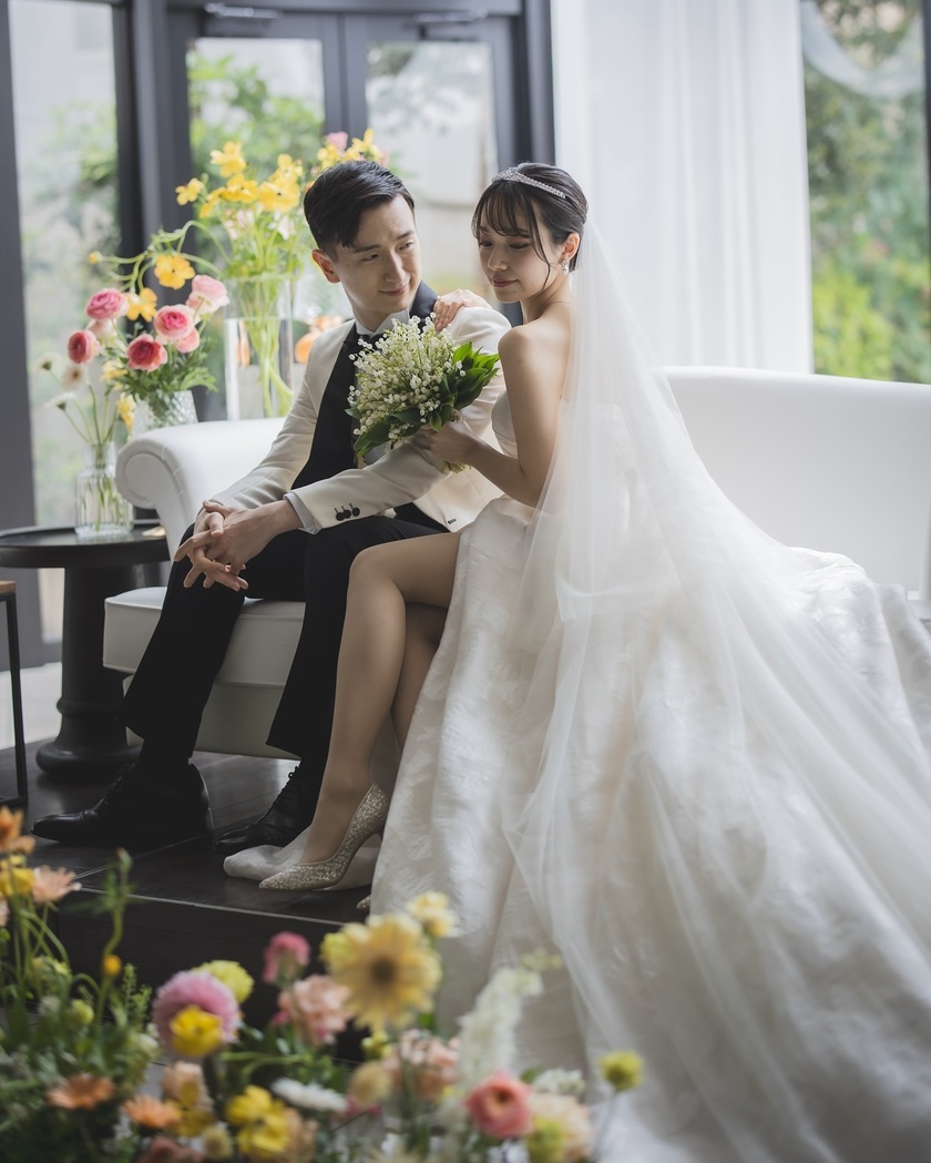 真っ白よりも着やすいかも。最近の新郎ファッションのトレンド【白黒バイカラーのタキシード】🤍🖤にて紹介している画像