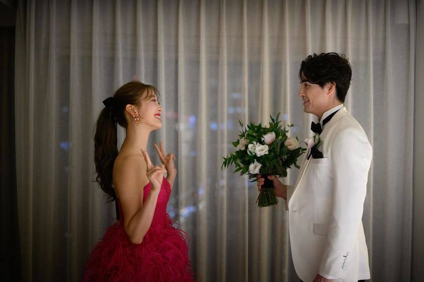 真っ白よりも着やすいかも。最近の新郎ファッションのトレンド【白黒バイカラーのタキシード】🤍🖤にて紹介している画像