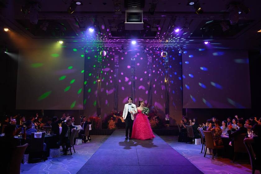 真っ白よりも着やすいかも。最近の新郎ファッションのトレンド【白黒バイカラーのタキシード】🤍🖤にて紹介している画像