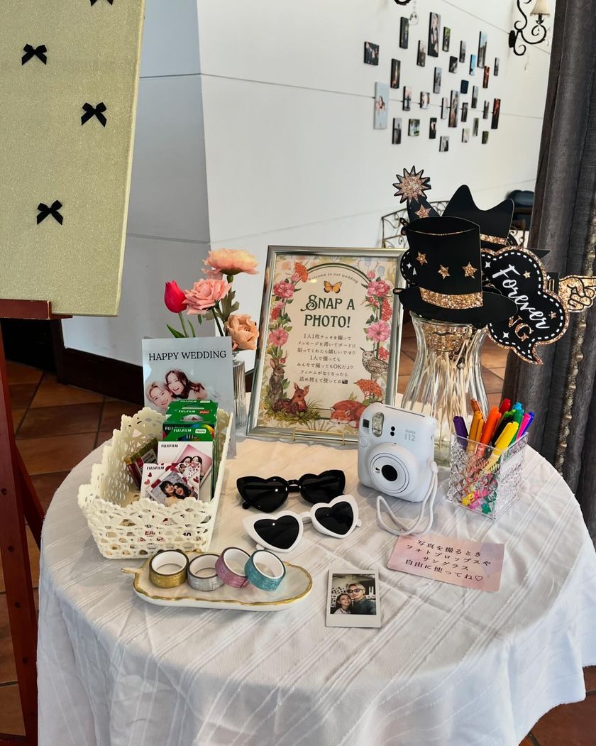 写真を撮って、メッセージをもらえる📝ウェルカムスペースにチェキブースを用意するのが可愛くておすすめ♡にて紹介している画像