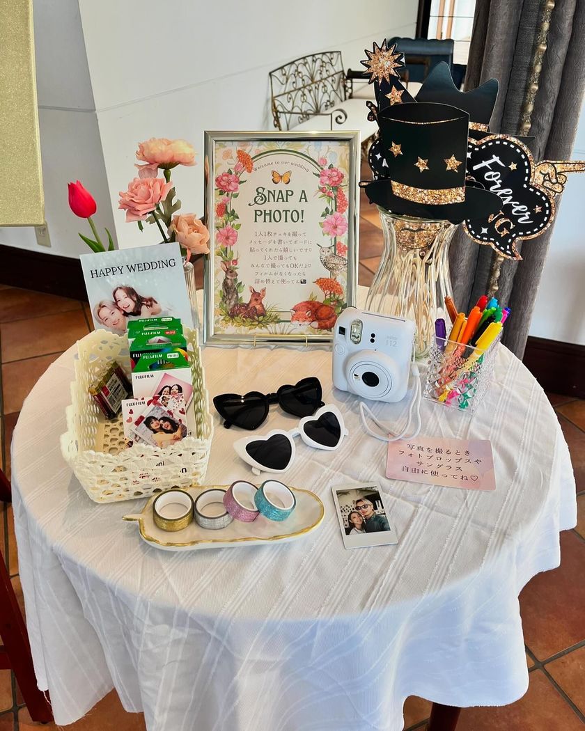 写真を撮って、メッセージをもらえる📝ウェルカムスペースにチェキブースを用意するのが可愛くておすすめ♡にて紹介している画像