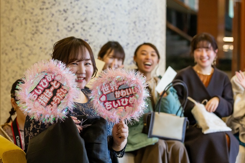 推し活に欠かせないアイテム♡結婚式で推しうちわを使える出番を5パターン紹介にて紹介している画像