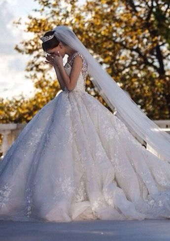I Love Classic Pure White Dresses! A Special Feature on Timeless Authentically Loved Gowns♡にて紹介している画像