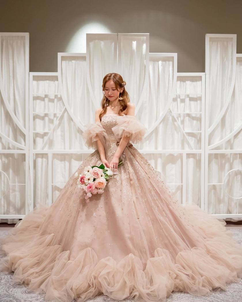 花嫁さんの着用写真もご紹介♡【KIYOKO HATA】の人気ドレス１１選にて紹介している画像