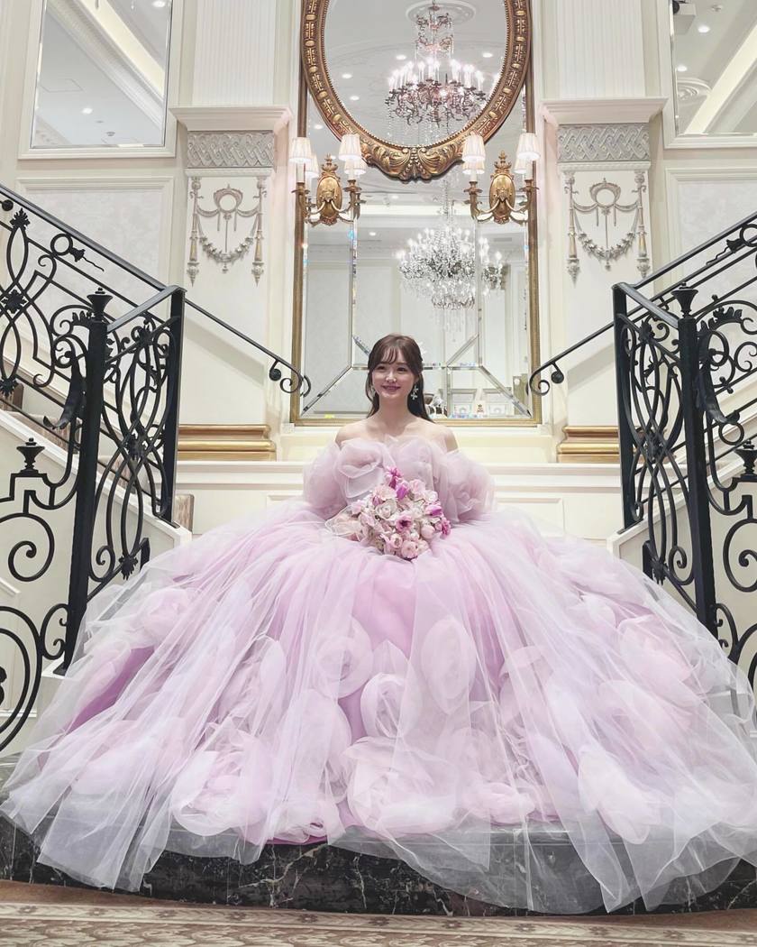 花嫁さんの着用写真もご紹介♡【KIYOKO HATA】の人気ドレス１１選にて紹介している画像