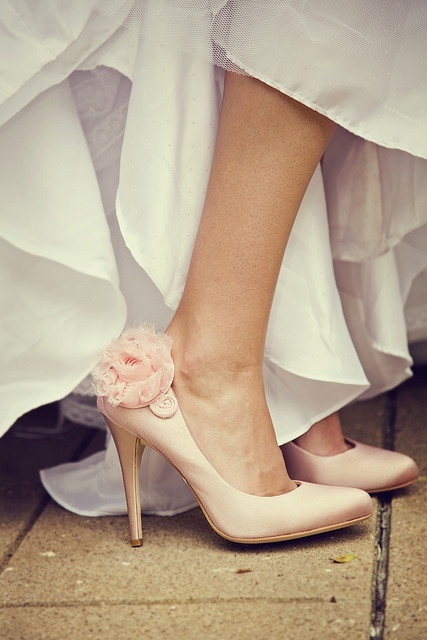 A Collection of Heels with Corsages to Walk Among Flowers♡にて紹介している画像