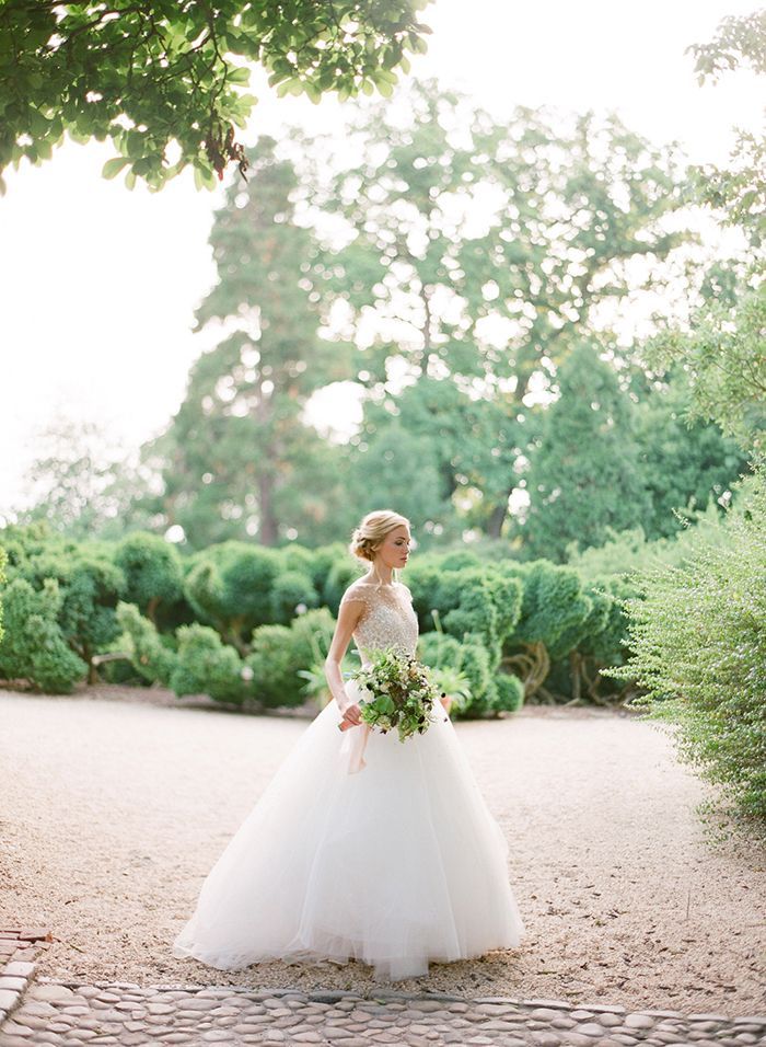 I Love Classic Pure White Dresses! A Special Feature on Timeless Authentically Loved Gowns♡にて紹介している画像