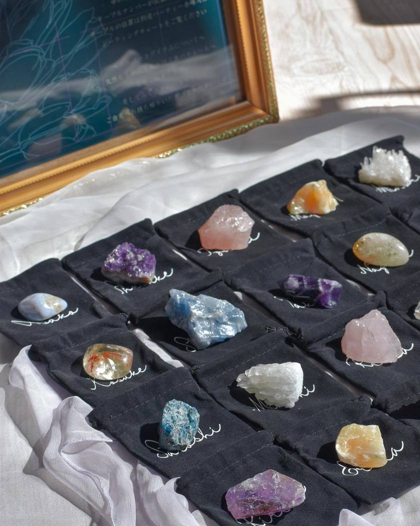 A wonderful overseas wedding ceremony that involves wishing upon a stone. The blessing stone ceremony is lovely!にて紹介している画像