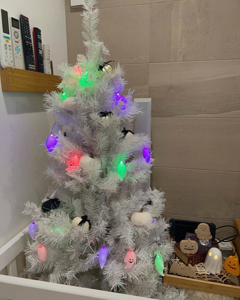 クリスマスツリーを前倒しで1か月、追加で有効活用🌲【ハロウィンツリー】という発想がすごい🎃👻にて紹介している画像