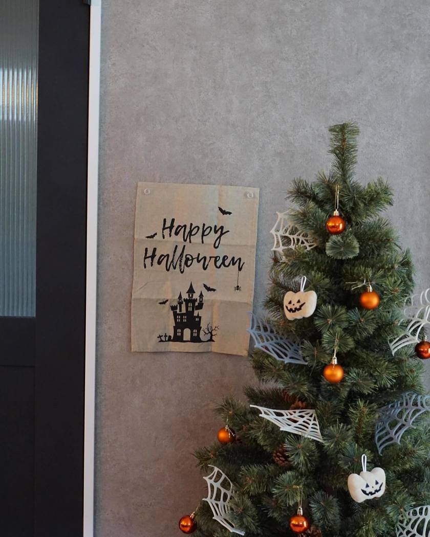クリスマスツリーを前倒しで1か月、追加で有効活用🌲【ハロウィンツリー】という発想がすごい🎃👻にて紹介している画像