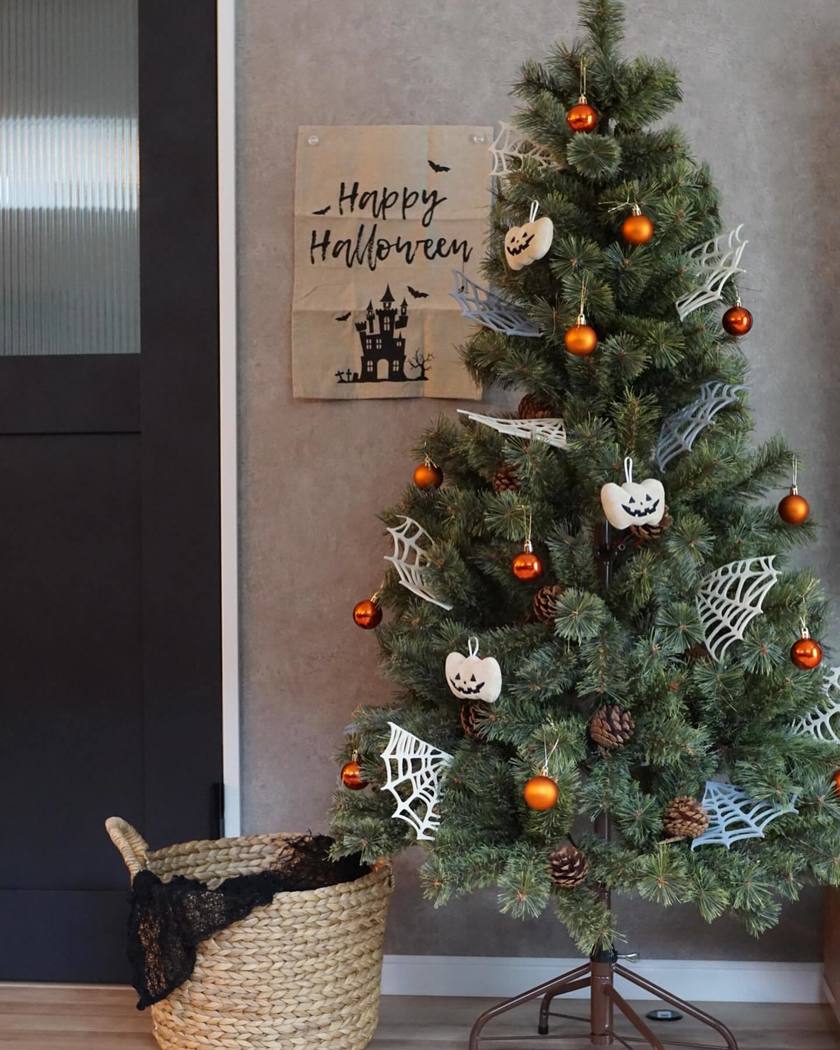 クリスマスツリーを前倒しで1か月、追加で有効活用🌲【ハロウィンツリー】という発想がすごい🎃👻にて紹介している画像