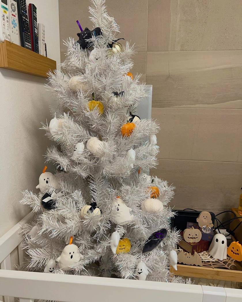 クリスマスツリーを前倒しで1か月、追加で有効活用🌲【ハロウィンツリー】という発想がすごい🎃👻にて紹介している画像