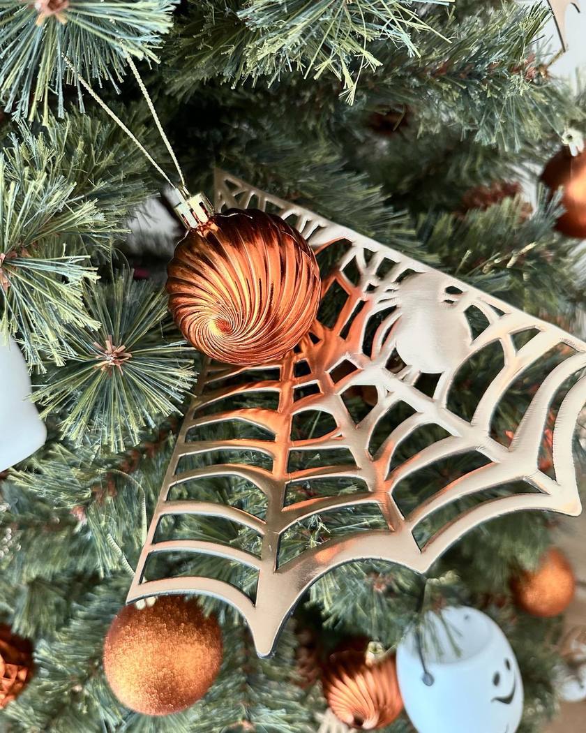 クリスマスツリーを前倒しで1か月、追加で有効活用🌲【ハロウィンツリー】という発想がすごい🎃👻にて紹介している画像