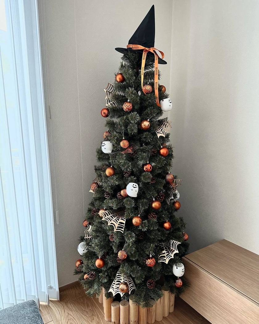 クリスマスツリーを前倒しで1か月、追加で有効活用🌲【ハロウィンツリー】という発想がすごい🎃👻にて紹介している画像