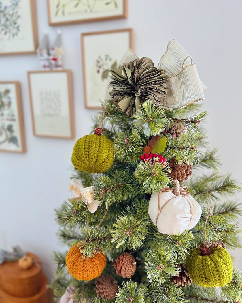 クリスマスツリーを前倒しで1か月、追加で有効活用🌲【ハロウィンツリー】という発想がすごい🎃👻にて紹介している画像