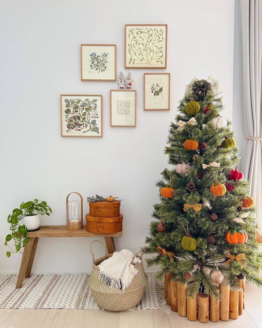 クリスマスツリーを前倒しで1か月、追加で有効活用🌲【ハロウィンツリー】という発想がすごい🎃👻にて紹介している画像