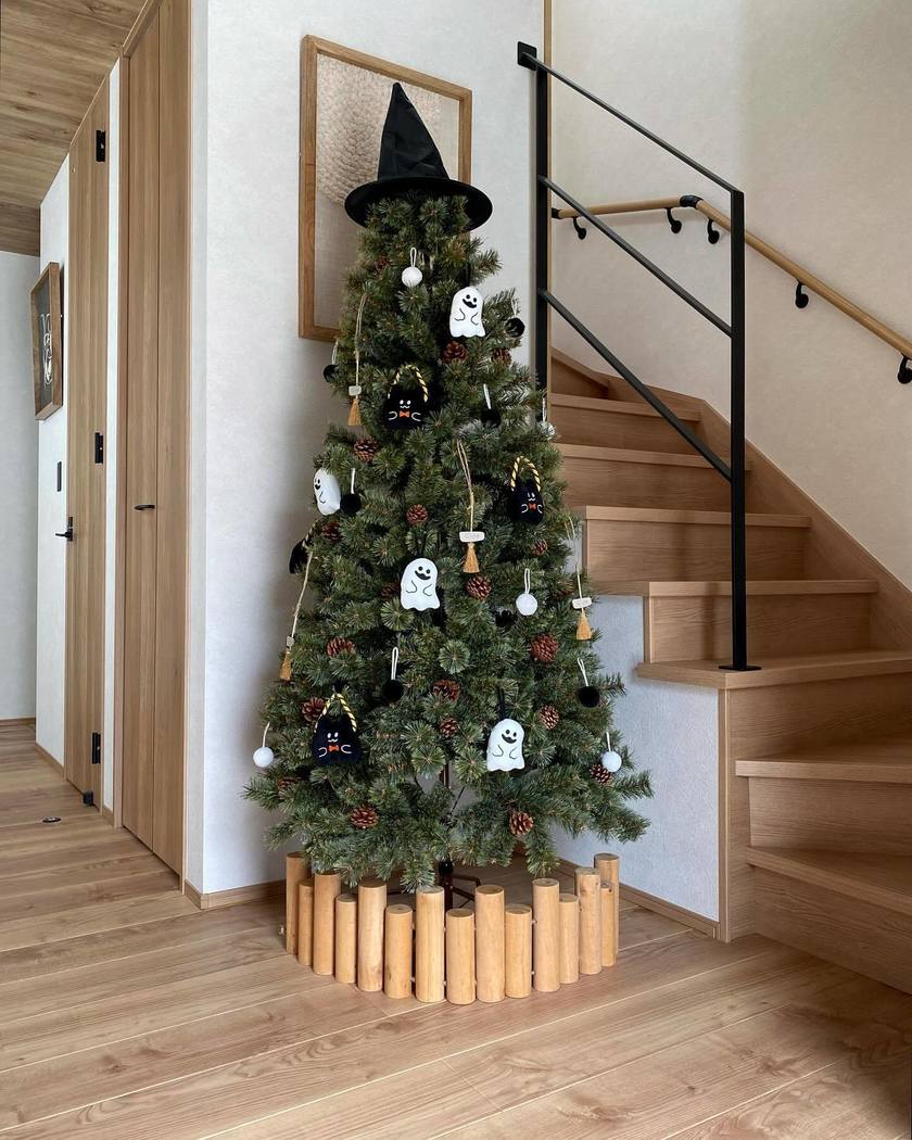 クリスマスツリーを前倒しで1か月、追加で有効活用🌲【ハロウィンツリー】という発想がすごい🎃👻にて紹介している画像
