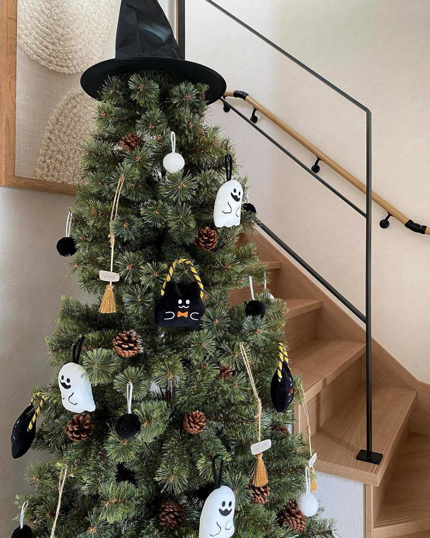 クリスマスツリーを前倒しで1か月、追加で有効活用🌲【ハロウィンツリー】という発想がすごい🎃👻にて紹介している画像