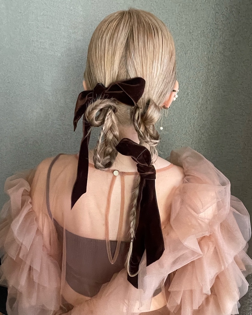 This is the color change! Unusual styles are cute 【Unique】 Bridal Hair Feature 🎀にて紹介している画像