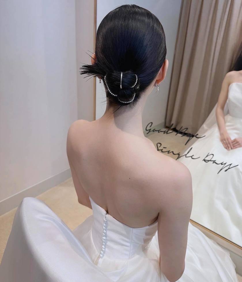 This is the color change! Unusual styles are cute 【Unique】 Bridal Hair Feature 🎀にて紹介している画像