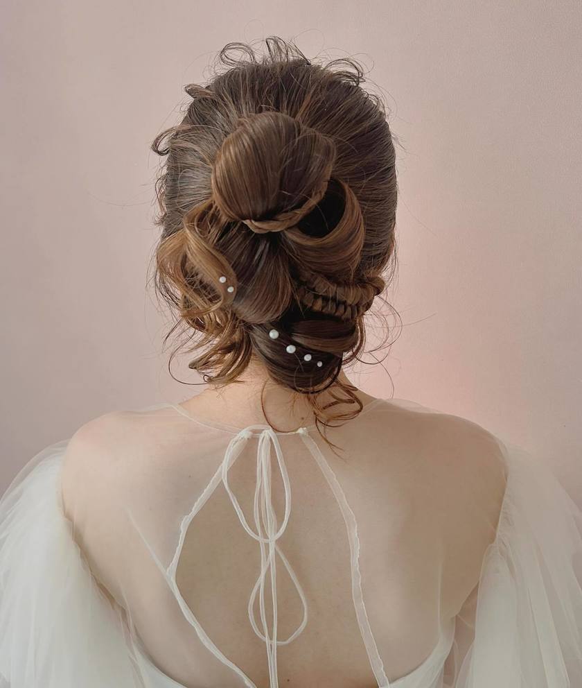 This is the color change! Unusual styles are cute 【Unique】 Bridal Hair Feature 🎀にて紹介している画像