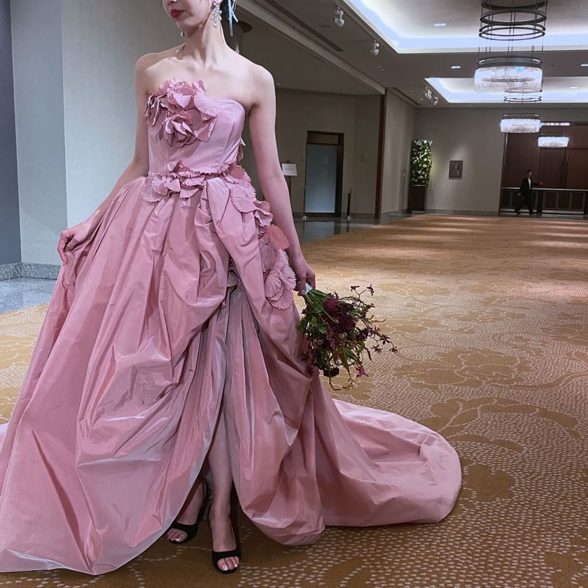 Cute and Idol-like! 7 Dress Brands with Stylish Leg-Showing Dresses to Try にて紹介している画像