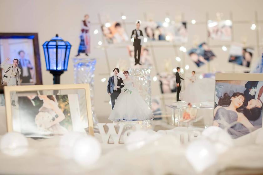 9 Examples of Creative Ways to Decorate Your Welcome Space with Bride and Groom Acrylic Stands 💕✅にて紹介している画像