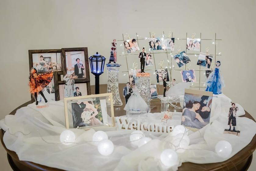 9 Examples of Creative Ways to Decorate Your Welcome Space with Bride and Groom Acrylic Stands 💕✅にて紹介している画像