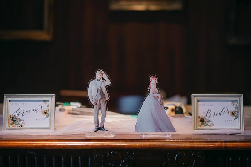 9 Examples of Creative Ways to Decorate Your Welcome Space with Bride and Groom Acrylic Stands 💕✅にて紹介している画像