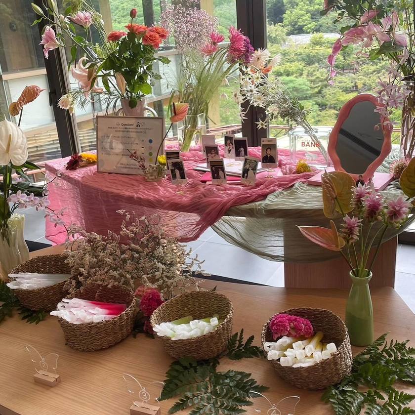 9 Examples of Creative Ways to Decorate Your Welcome Space with Bride and Groom Acrylic Stands 💕✅にて紹介している画像