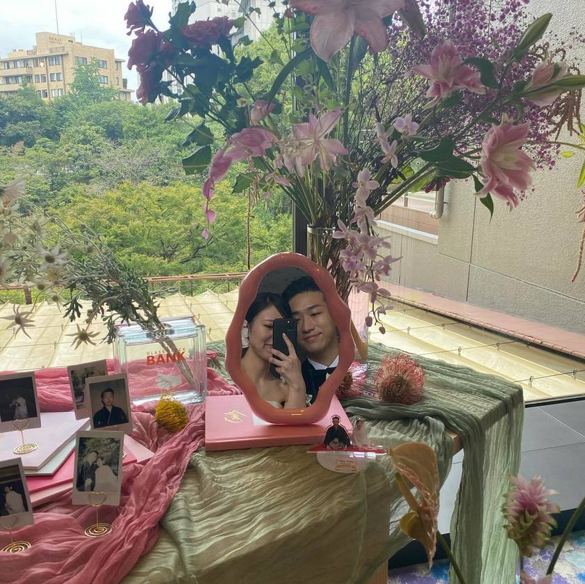 9 Examples of Creative Ways to Decorate Your Welcome Space with Bride and Groom Acrylic Stands 💕✅にて紹介している画像