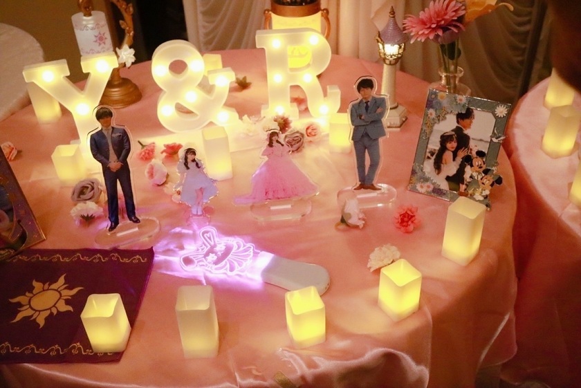 9 Examples of Creative Ways to Decorate Your Welcome Space with Bride and Groom Acrylic Stands 💕✅にて紹介している画像